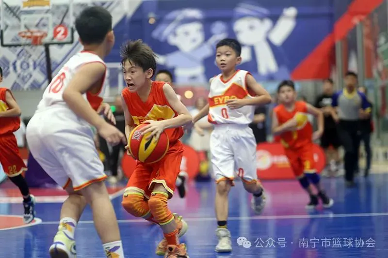 职业球员如何通过联赛提升竞技水平_2